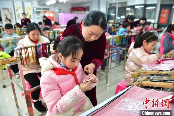 江西省級非遺豫章繡傳承人手把手指導小學生繡制2022年北京冬奧會吉祥物“冰墩墩”形象?！∮髟屏?攝
