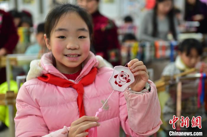 圖為一名小學生繡制的2022年北京冬奧會吉祥物“冰墩墩”形象。　喻云亮 攝