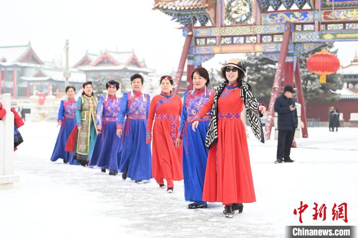 2月13日，老年人在呼和浩特市大召廣場拍照“打卡”?！⑽娜A 攝