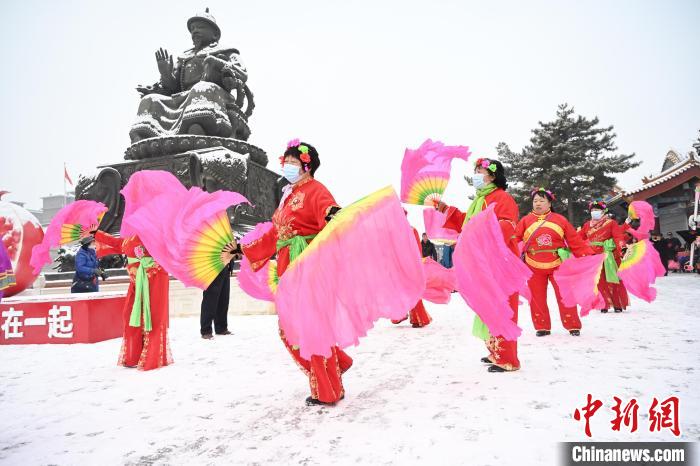 2月13日，秧歌隊在呼和浩特市大召廣場雪中起舞?！⑽娜A 攝