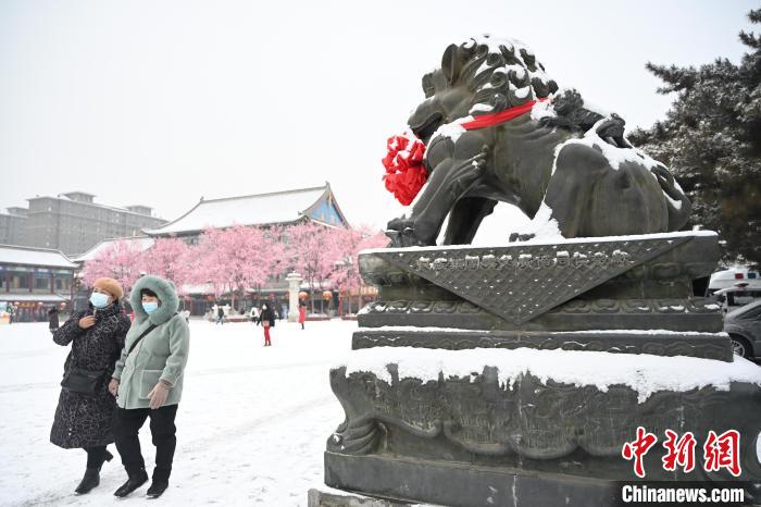 2月13日，民眾在呼和浩特市大召廣場雪中漫步。　劉文華 攝