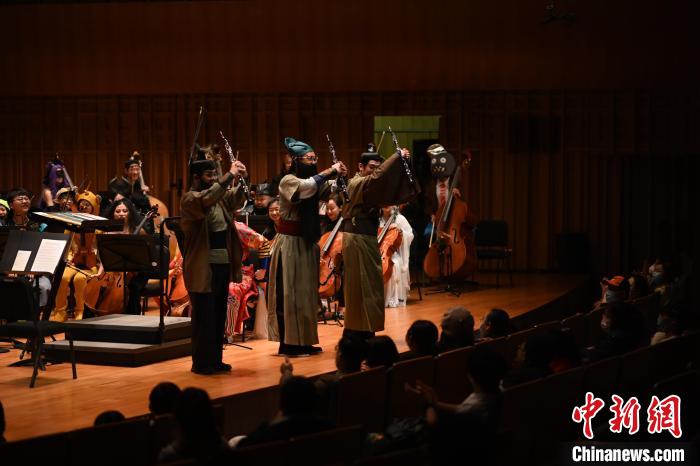 圖為“劉備、關(guān)羽、張飛”亮相音樂會。　西安交響樂團(tuán)供圖
