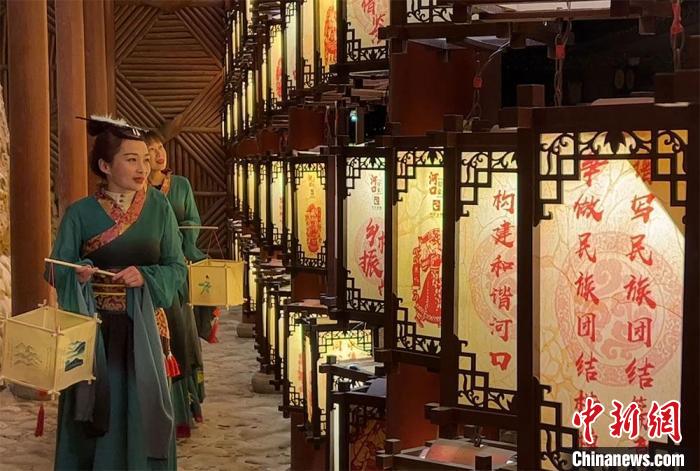 圖為游客身著古裝逛燈會(huì)?！堈裣?攝