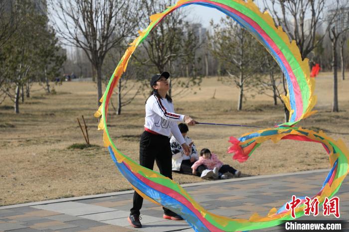 市民在公園里上演彩綢舞?！∴囆?qiáng) 攝