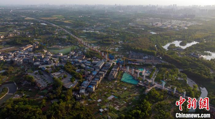 航拍正在建設(shè)中的成都至自貢高速鐵路成都段?！⒅铱?攝