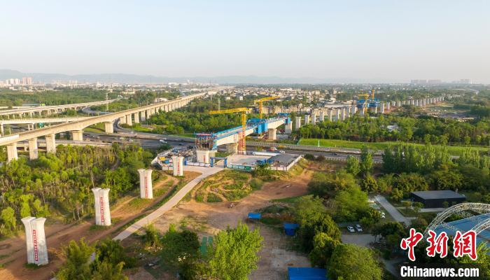 航拍正在建設(shè)的成都至自貢高速鐵路跨成都繞城高速公路連續(xù)梁施工現(xiàn)場?！⒅铱?攝