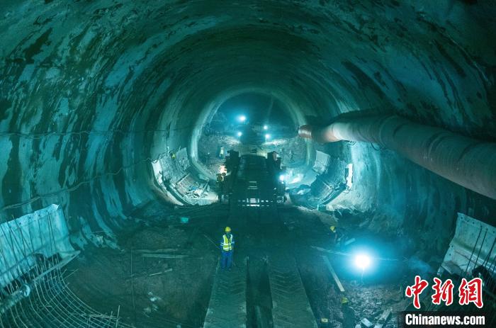 正在掘進(jìn)中的龍泉山1號隧道?！⒅铱?攝