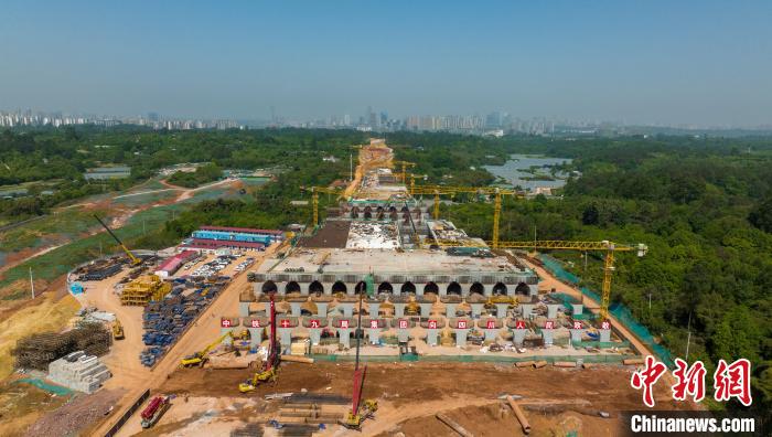 加緊施工建設(shè)的天府站多線橋。　劉忠俊 攝