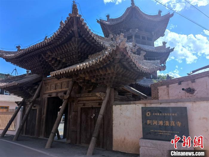圖為集漢、藏、伊斯蘭風(fēng)格于一體的700年歷史的全國重點(diǎn)保護(hù)文物——阿河灘清真寺?！埡ｖ?攝
