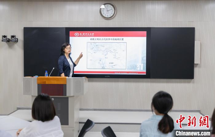天津師范大學(xué)跨文化與世界文學(xué)研究院院長、教授郝嵐正在為同學(xué)們上課。　王在御 攝