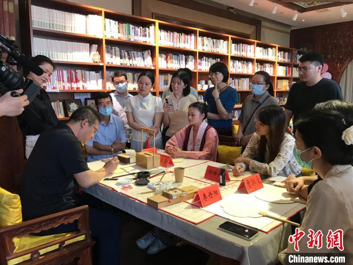 9月14日，“月動(dòng)臨秋扇”中華傳統(tǒng)文化沉浸式體驗(yàn)活動(dòng)在北京紀(jì)曉嵐故居舉辦。 陳建新 攝 陳建新 攝
