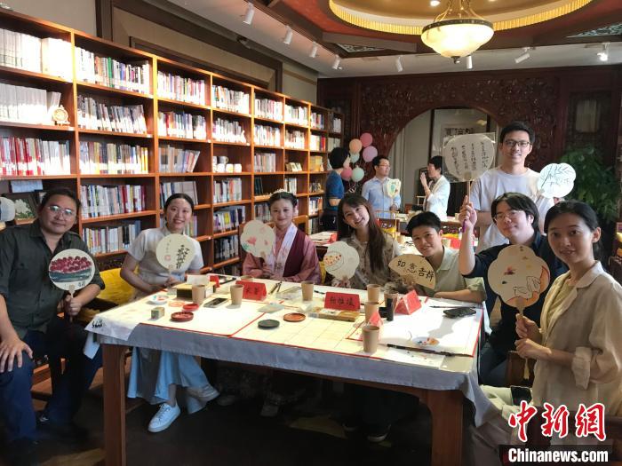 9月14日，“月動(dòng)臨秋扇”中華傳統(tǒng)文化沉浸式體驗(yàn)活動(dòng)在北京紀(jì)曉嵐故居舉辦。陳建新 攝 陳建新 攝