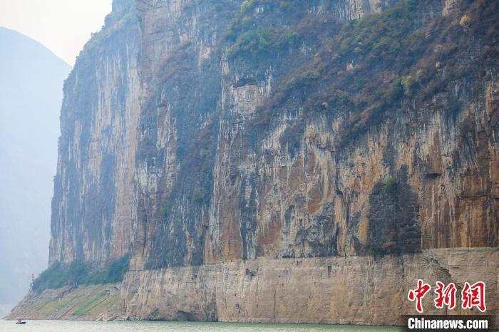 圖為瞿塘峽兩岸壯麗景致?！×簹J卿 攝
