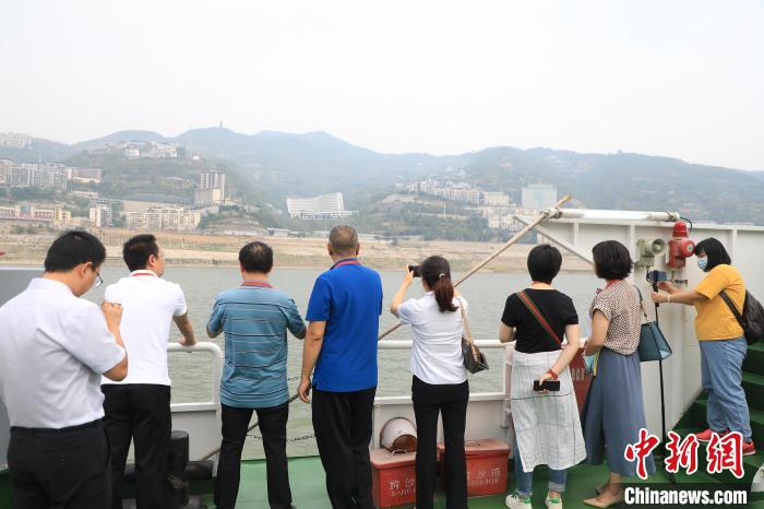 重慶市政協(xié)“同心聚力巴渝行”主題采訪團(tuán)15日走進(jìn)奉節(jié)，了解當(dāng)?shù)卣f(xié)委員護(hù)江成效?！×簹J卿 攝