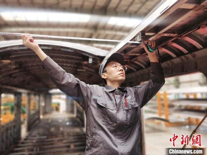 王漢卿在安裝車頂二次骨架吊?！∈茉L者供圖