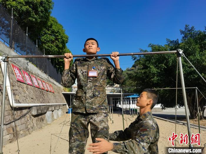 新兵尤云龍正在進行器械訓練?！●R濤 攝