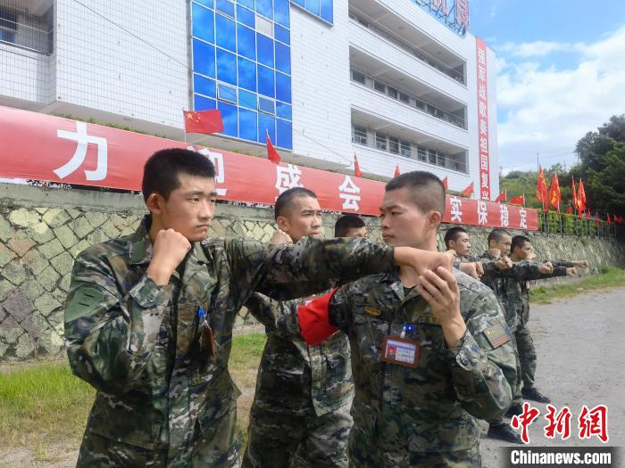 新兵尤云龍(左)不斷向一名合格軍人蛻變。　陳淼 攝