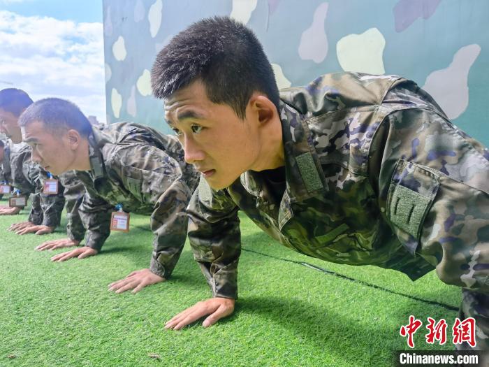 尤云龍正在和戰(zhàn)友進行體能訓練?！×志杆?攝