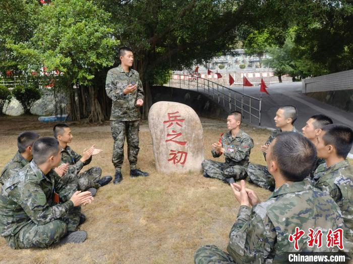 尤云龍為戰(zhàn)友講述父輩保家衛(wèi)國的故事?！＄姛樋?攝