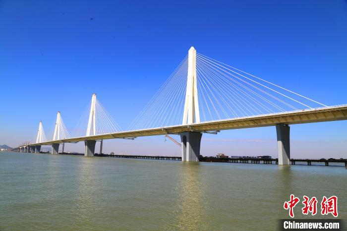 建設(shè)中的珠海金海特大橋。　孟慶虎 攝