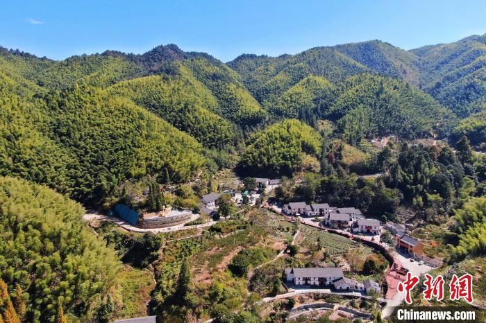 航拍江西井岡山市神山村，青山環(huán)繞，風景秀美?！⒘?攝