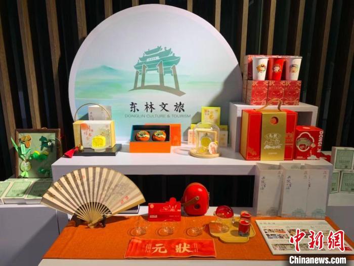 發(fā)展論壇現(xiàn)場(chǎng)展出的無(wú)錫城市文創(chuàng)作品?！O權(quán) 攝