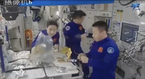 神舟十四號(hào)航天員在軌品嘗美食。圖片來源：中國(guó)載人航天工程辦公室官方微信