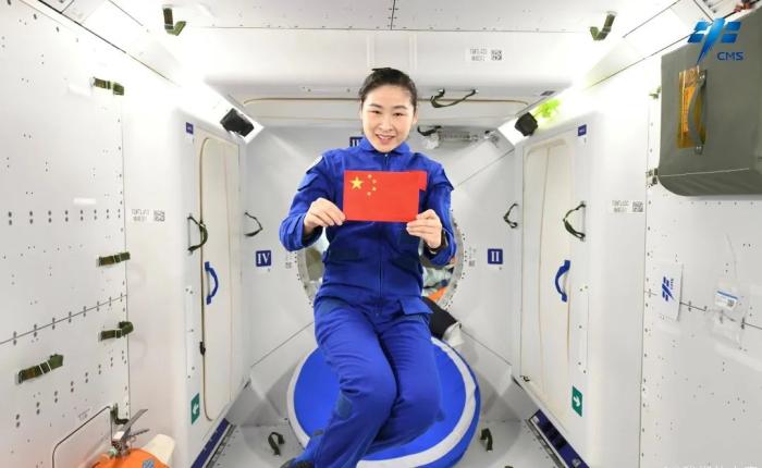 航天員劉洋背后是問天實(shí)驗(yàn)艙睡眠區(qū)。圖片來源：中國(guó)載人航天工程辦公室官方微信