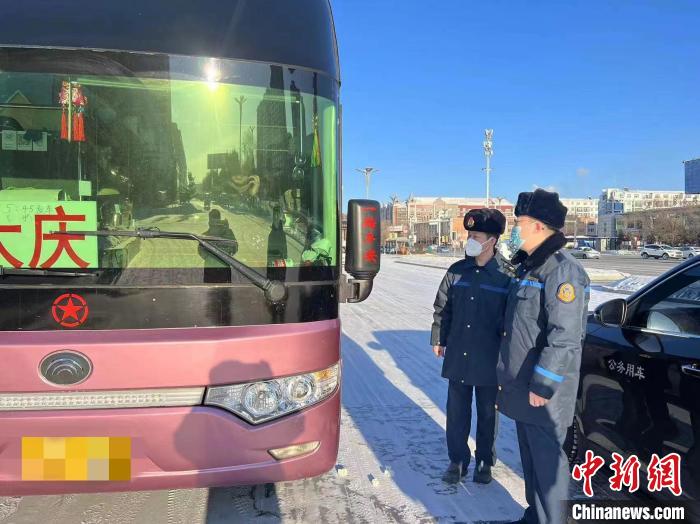 交通執(zhí)法人員檢查客運(yùn)車輛手續(xù)?！『邶埥〗煌ㄟ\(yùn)輸廳供圖