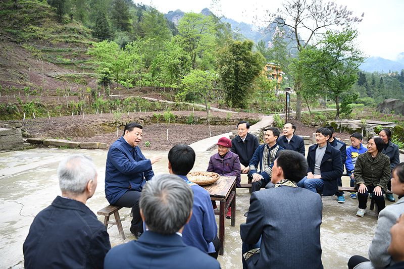 2019年4月15日，習(xí)近平總書(shū)記在重慶石柱土家族自治縣中益鄉(xiāng)華溪村同村民代表、基層干部、扶貧干部、鄉(xiāng)村醫(yī)生等圍坐在一起，共話(huà)脫貧攻堅(jiān)。