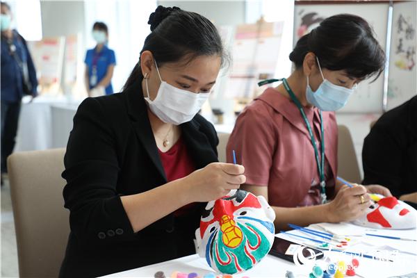 展覽會現(xiàn)場，泰國民眾體驗畫臉譜。人民網(wǎng)記者 趙益普攝