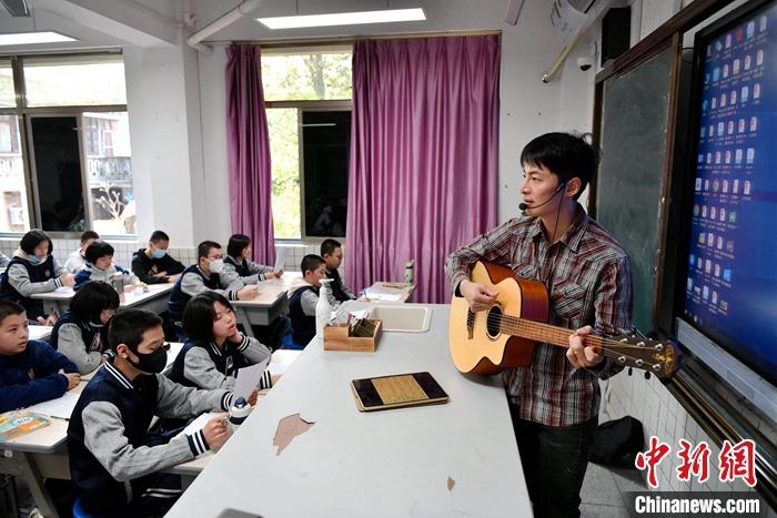 圖為3月16日，張家豪在福建福州延安中學(xué)教學(xué)。 <a target='_blank' href='/'><p  align=