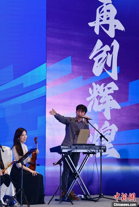 圖為3月9日，福建福州，張家豪(右)與林佳臻在臺(tái)上演出。 <a target='_blank' href='/'><p  align=