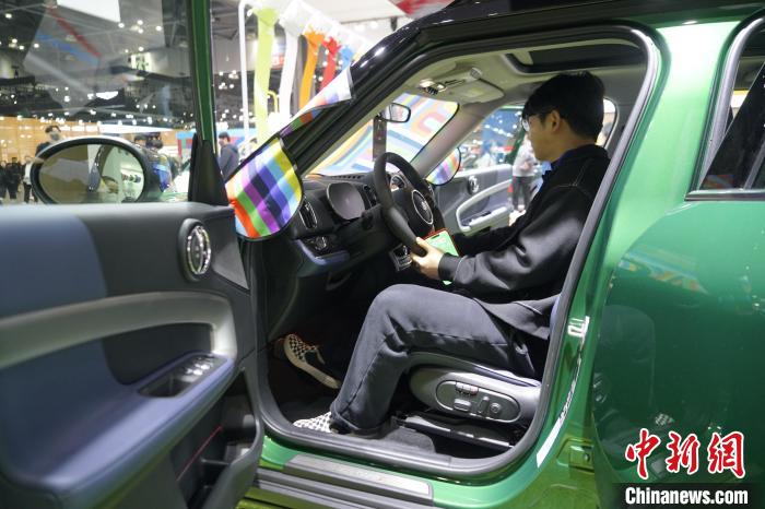 圖為觀眾在展會(huì)試駕車輛?！⑿?攝