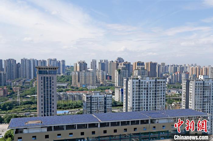 圖為輝騰能源在重慶市九龍坡區(qū)留學生創(chuàng)業(yè)園屋頂建設(shè)的光伏發(fā)電示范項目。　受訪企業(yè)供圖