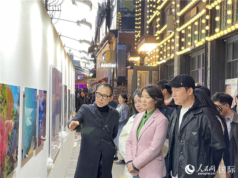 韓國中小風(fēng)險(xiǎn)企業(yè)部長官李永參觀梨泰院街頭藝術(shù)展。實(shí)習(xí)生 許鵬飛攝