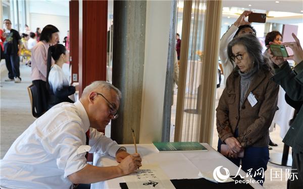 “聯(lián)合國(guó)中文日”慶?；顒?dòng)上進(jìn)行了書(shū)法等中國(guó)文化展示。人民網(wǎng)記者 尚凱元攝