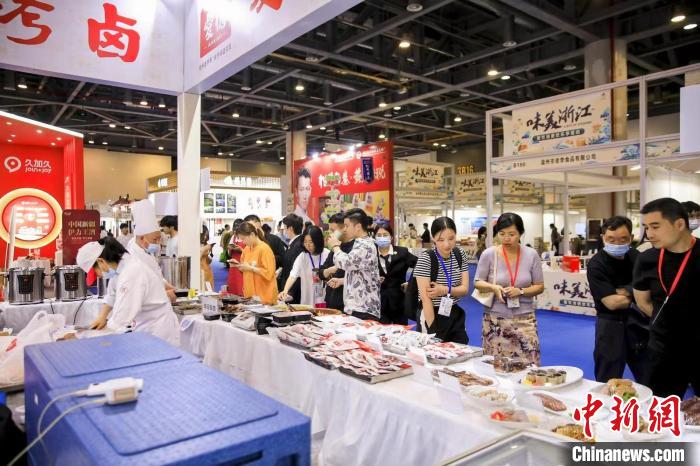 活動現(xiàn)場人頭攢動?！≌憬∩虅?wù)廳 供圖