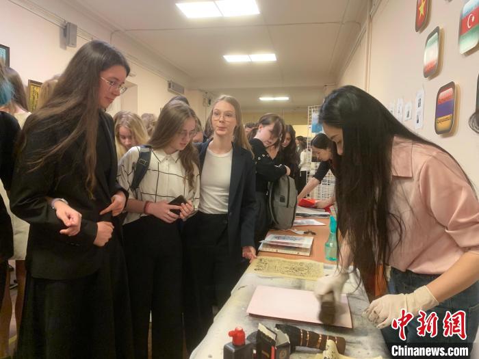 4月21日，莫斯科國立語言大學(xué)孔子學(xué)院附屬中學(xué)舉辦“國際中文日”活動(dòng)，學(xué)生們體驗(yàn)雕版印刷?！∧箍茋⒄Z言大學(xué)孔子學(xué)院 供圖