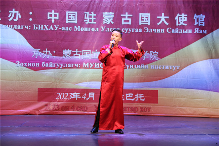 一等獎(jiǎng)選手賀希格中學(xué)的包勒爾德表演貫口《玲瓏塔》。蒙古國立大學(xué)孔子學(xué)院供圖