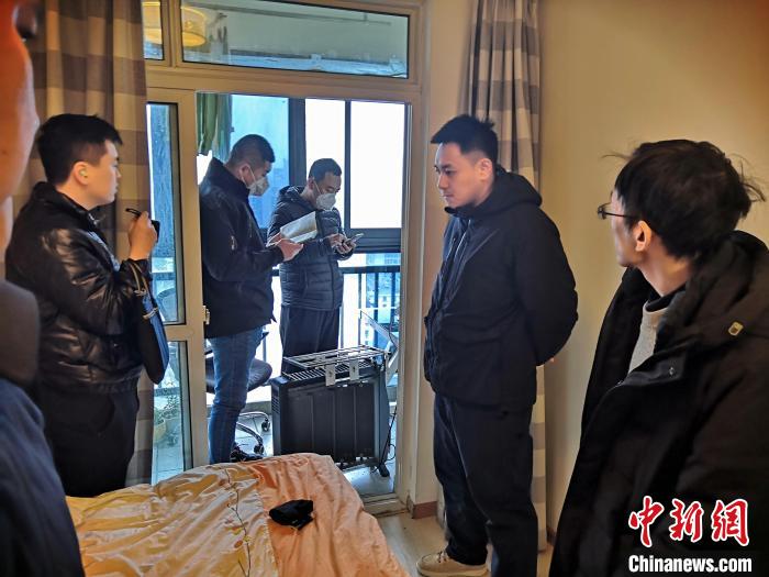 丹東市公安局民警抓捕犯罪嫌疑人，在其家中進(jìn)行搜查?！〉|市公安局供圖