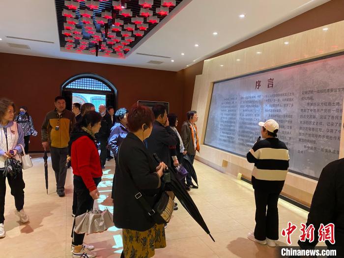 中共中央統(tǒng)戰(zhàn)部舊址里參觀者絡(luò)繹不絕?！±顣詡?攝