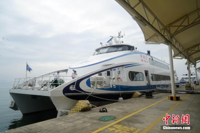 5月3日，“新捷安”輪載著157名乘客從廈門啟航前往金門，這是“新捷安”輪入列廈金航線后的首個(gè)航班。廈門海事局執(zhí)法人員對(duì)船舶進(jìn)行了全面的開航前檢查，確保首航安全?！靶陆莅病陛喛傞L(zhǎng)43米、船寬10.5米、型深3.61米，載客量350人，是現(xiàn)有廈金客運(yùn)航線參營(yíng)客船中載客定額最大的雙體穿浪高速客船，用以替換原有的“捷安”輪。福建海事 供圖