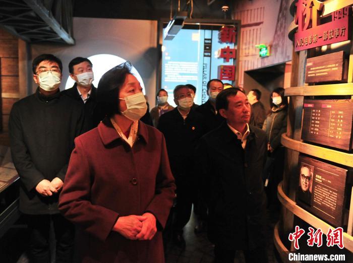 臺(tái)盟中央主席蘇輝近日率調(diào)研組赴吉林開展重點(diǎn)考察調(diào)研。圖為在長(zhǎng)影舊址博物館考察吉林特色文化產(chǎn)業(yè)發(fā)展?！「啐埌?攝