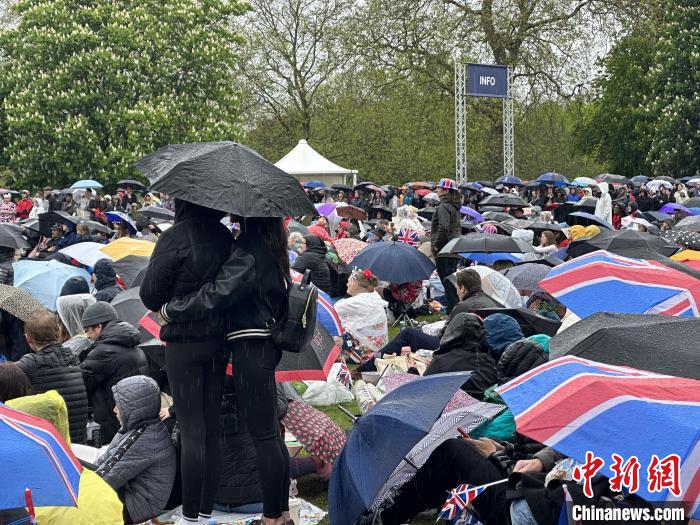 當?shù)貢r間5月6日，英國國王查爾斯三世的加冕儀式舉行。民眾雨中觀看儀式?！W陽開宇 攝