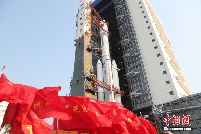圖為轉(zhuǎn)運現(xiàn)場。攝影 邱立軍 黃國暢