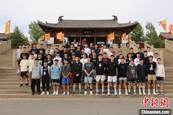 比賽結(jié)束后，兩岸學(xué)生參訪高平炎帝陵?！≈鬓k方供圖