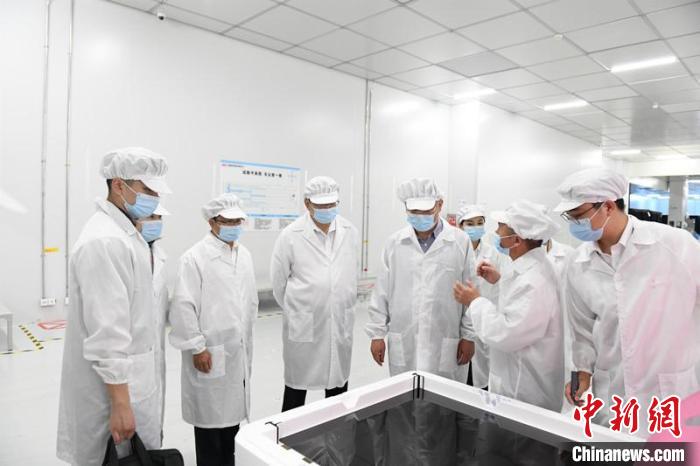 圖為蔡達(dá)峰一行在惠科電子(北海)科技產(chǎn)業(yè)園調(diào)研?！×趾?攝