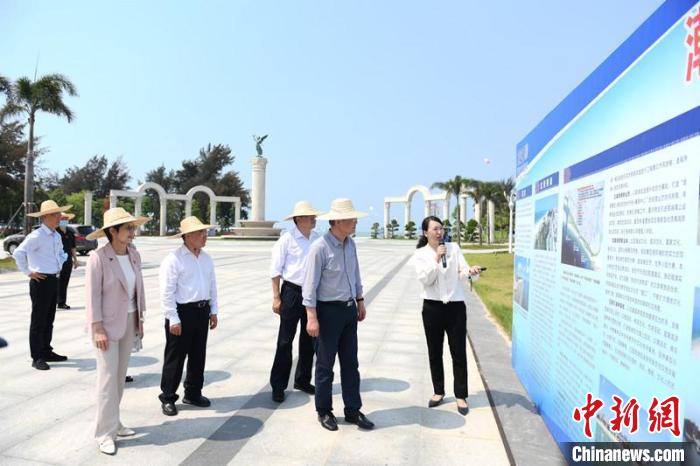圖為蔡達(dá)峰一行了解北海銀灘景區(qū)改造提升工程情況?！×趾?攝