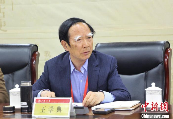 山東大學(xué)儒學(xué)高等研究院執(zhí)行院長(zhǎng)、《文史哲》雜志主編王學(xué)典主持首場(chǎng)主題發(fā)言?！≮w曉 攝